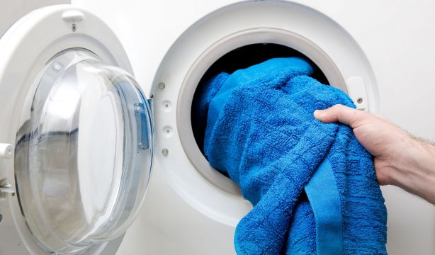 Esta es la temperatura ideal a la que debes poner la lavadora para lavar tus toallas