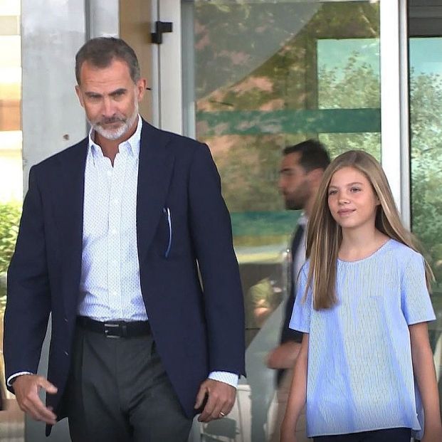 El Rey Felipe VI y la Infanta Sofía visitan al Rey Juan Carlos tras su operación de corazón El Rey Felipe VI y la Infanta Sofía visitan al Rey Juan Carlos tras su operación de corazón