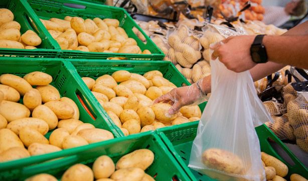 ¿Inflación controlada? Los precios suben menos, pero los alimentos volverán a pagar IVA en octubre