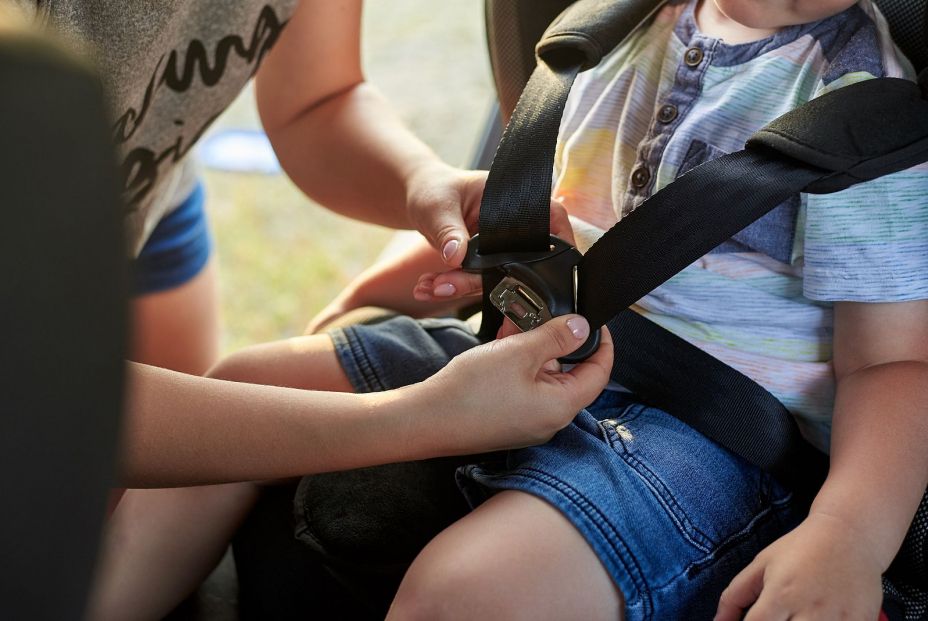 bigstock Mom Fixes Seat Belts In A Car375564733