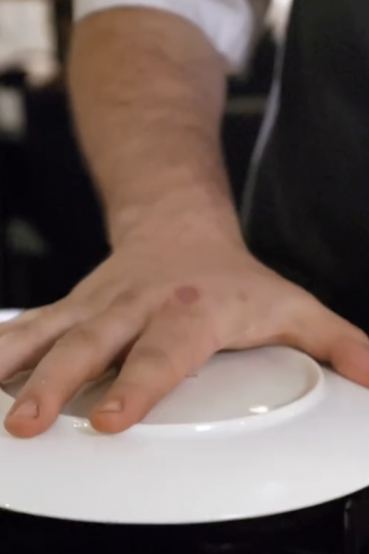 El truco definitivo del chef José Andrés para dar vuelta a la tortilla sin liarla El truco definitivo del chef José Andrés para dar vuelta a la tortilla sin liarla