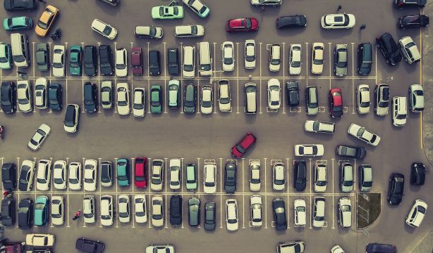 ¿Puede un peatón guardar plaza de aparcamiento a un coche? Esto dice la Ley (Big Stock)