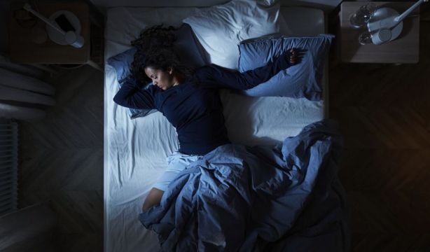 El 11% de las personas con ingresos bajos tiene un descanso muy deficiente