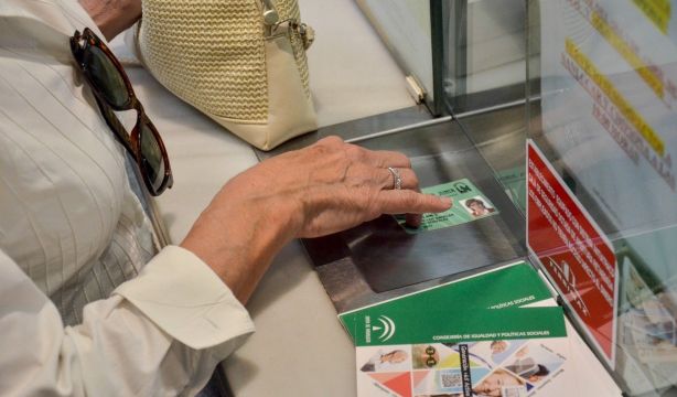 Más de un millón de andaluces tienen ya la Tarjeta Junta 65