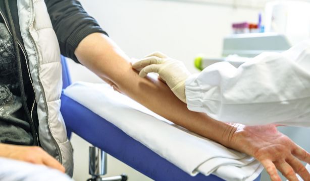Un análisis de sangre podría predecir el riesgo de enfermedad cardíaca con 30 año de antelación