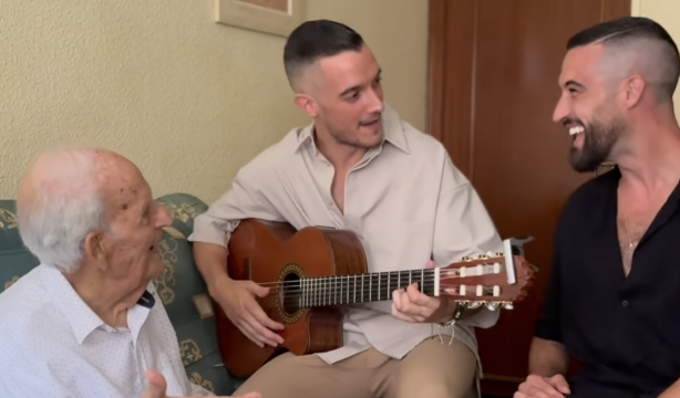 Dos cantantes y su abuelo se vuelven virales tras este emotivo vídeo