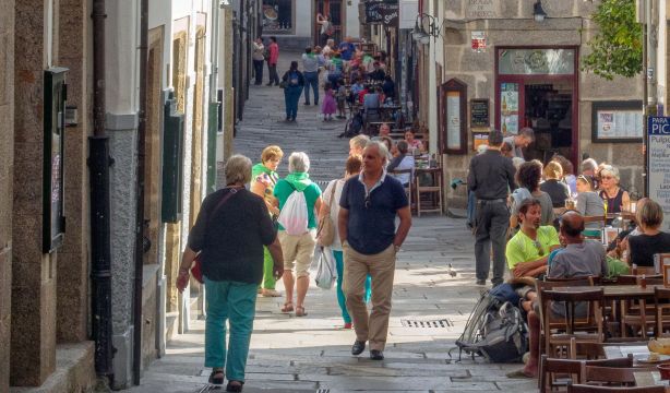 Alfonso Rueda, Fernando Ónega y Romay abordan los retos del aumento de la longevidad en Galicia