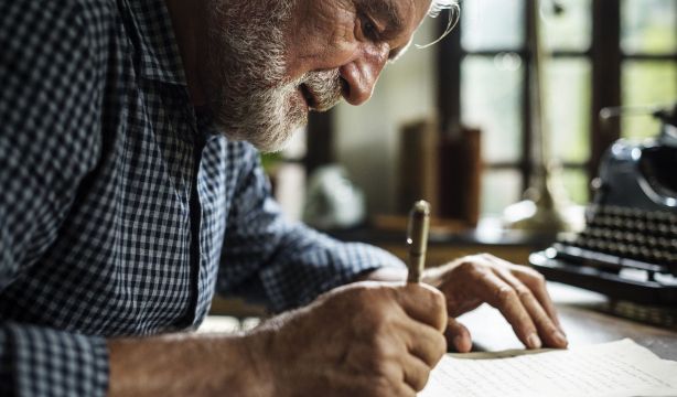 Dejar algo escrito para los nietos (Bigstock)