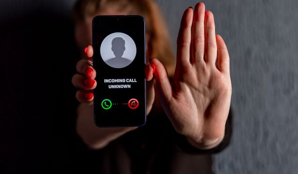 ¿Te llaman por teléfono y cuando coges no contesta nadie? La Policía alerta de las 'robollamadas'