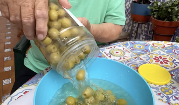 VÍDEO: Revela la receta de su abuelo para aliñar las aceitunas y se vuelve viral