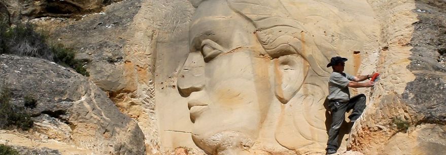 Ruta de las caras: un paseo entre pinos y rocas areniscas con rostros esculpidos Ruta de las caras: un paseo entre pinos y rocas areniscas con rostros esculpidos