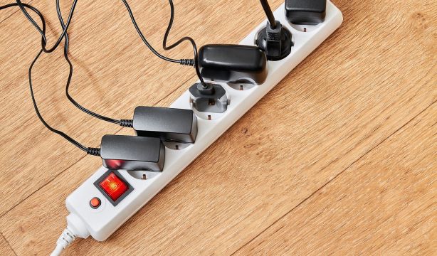 Estos son los aparatos que nunca deberías tener enchufados en una regleta