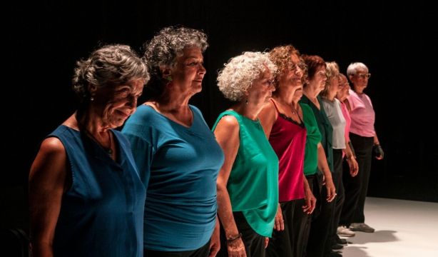 Mujeres mayores protagonizan una danza comunitaria en Cádiz (Ayuntamiento de Cádiz-Europa Press)