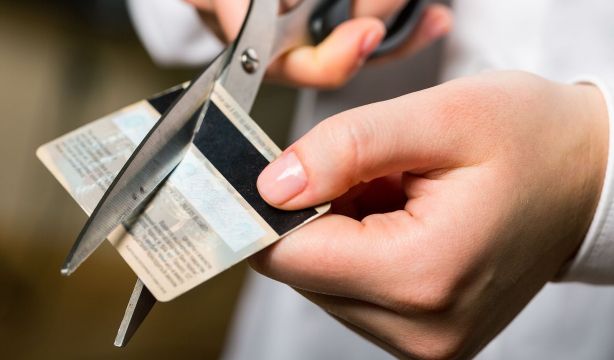 El Banco de España explica cómo destruir tus tarjetas de crédito