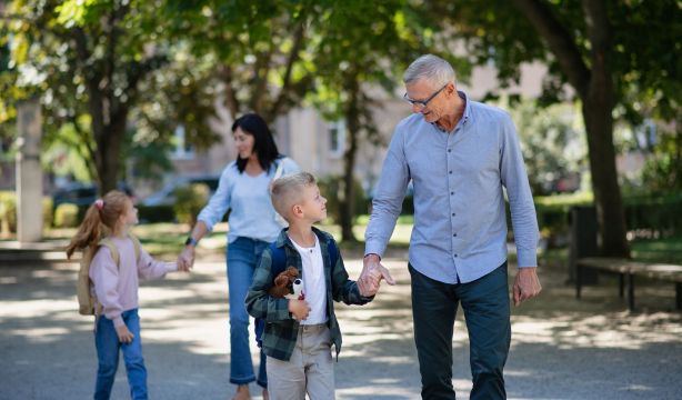 Ayudar con los nietos sí, pero... (Bigstock)