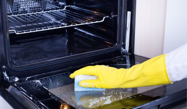 El truco de los expertos para limpiar el horno y eliminar toda la grasa sin frotar
