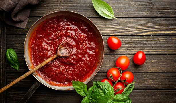 El truco de una cocinera italiana para que la salsa de tomate no quede ácida