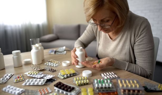 Las mujeres tienen el doble de probabilidad de sufrir reacciones adversas a un medicamento