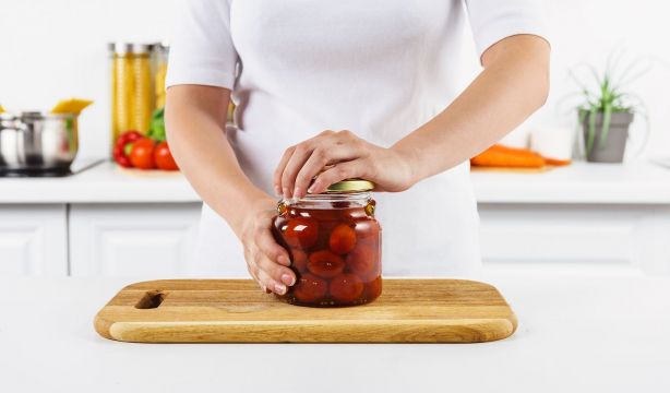 El truco de las manos para abrir los botes de cristal en cuestión de segundos