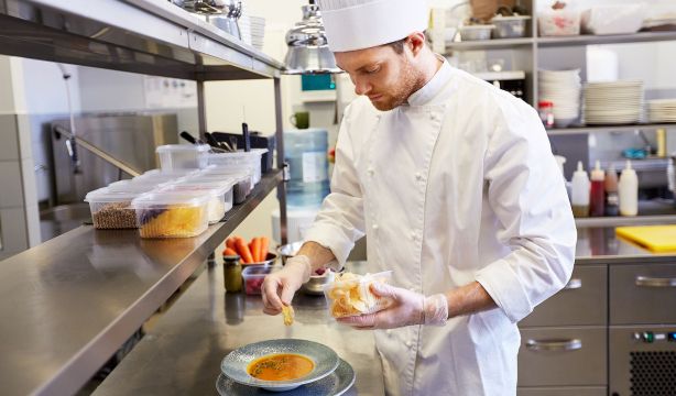 ¿Quieres que la comida de casa sepa mejor que en los restaurantes? Este cocinero desvela su truco