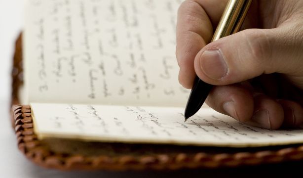 Un concurso en el que los sénior son protagonistas: conoce el 'Premio Literario Vidas que Inspiran'