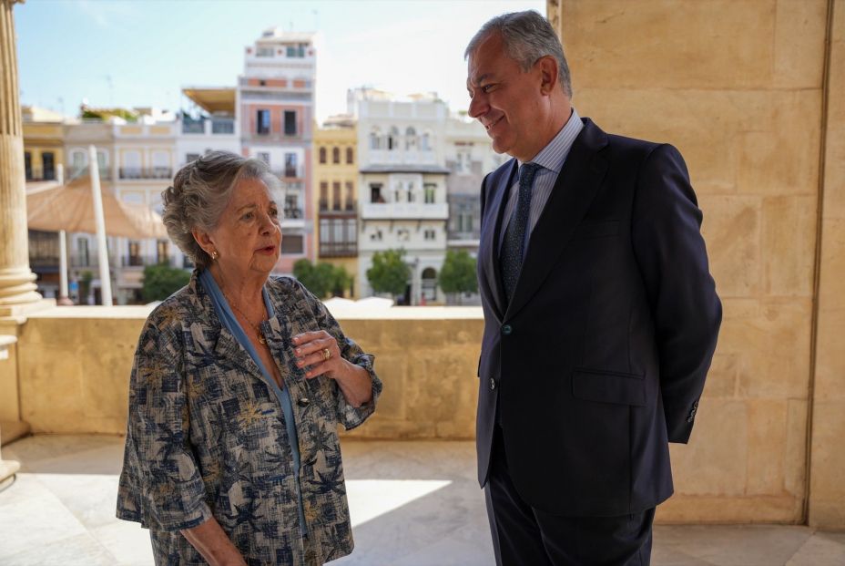 Sevilla reconoce a Guadalupe Fiñana, la 'abuela de dragones', por ser un ejemplo para los mayores Sevilla reconoce a Guadalupe Fiñana, la 'abuela de dragones', por ser un ejemplo para los mayores