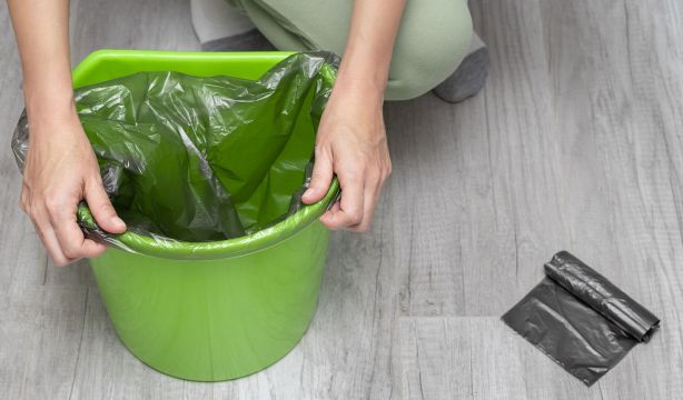 El truco viral para poner las bolsas de basura en cuestión de segundos