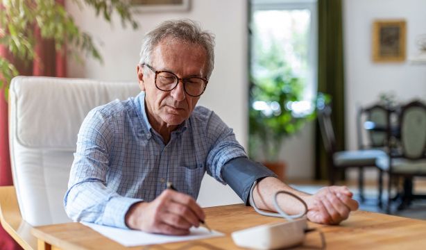 Esta es la fruta que te ayuda a controlar la hipertensión. Bigstock