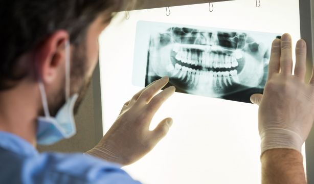 Mayores de 80 años: cómo solicitar tratamiento dental y colocación de prótesis gratis en Madrid