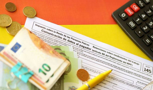 No, el Parlamento Europeo no ha acordado eliminar el IRPF de las pensiones en España: es un bulo