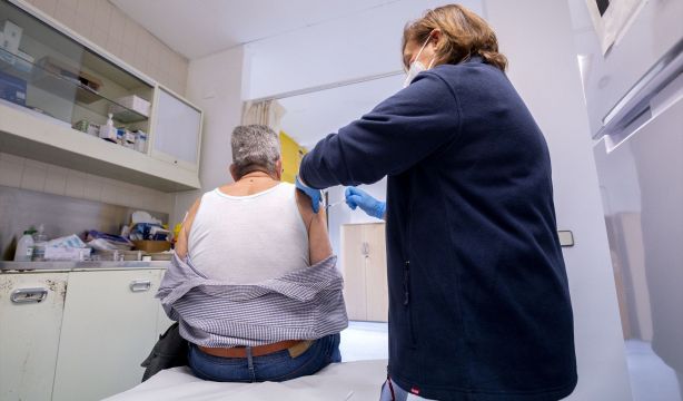 La Comunidad de Madrid compra 270.000 vacunas contra el neumococo para proteger a mayores de 60 años