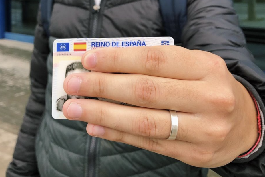 Rechazado un mayor en una frontera europea por llevar el DNI permanente con caducidad 9.999