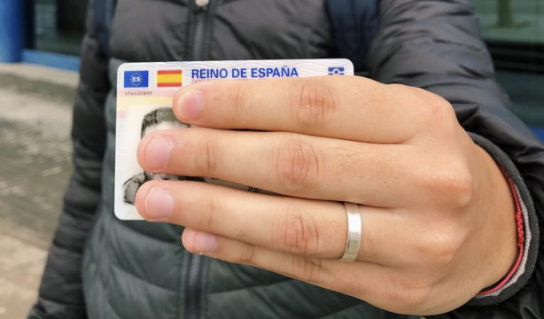 Rechazado un mayor en una frontera europea por llevar el DNI permanente con caducidad 9.999