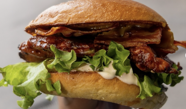 El crítico gastronómico Alberto de Luna destaca las hamburguesas de Marlons en sus recomendaciones