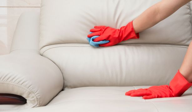 El truco definitivo para acabar con las manchas del sofá: esto es lo que necesitas (Bigstock)