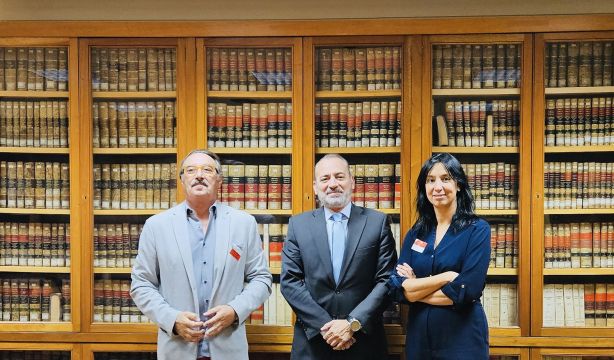 Vox se compromete a atender las reivindicaciones de 65YMÁS sobre la Ley de Atención al Cliente