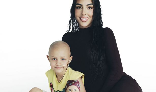 Georgina Rodríguez diseña junto a sus hijos el nuevo Baby Pelón de la Fundación Juegaterapia