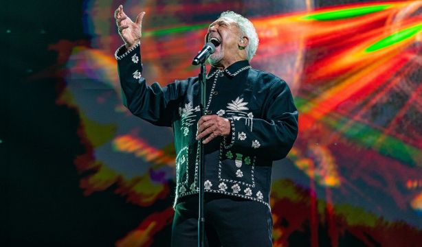 Tom Jones revela su curioso truco para evitar el dolor a los 84 años