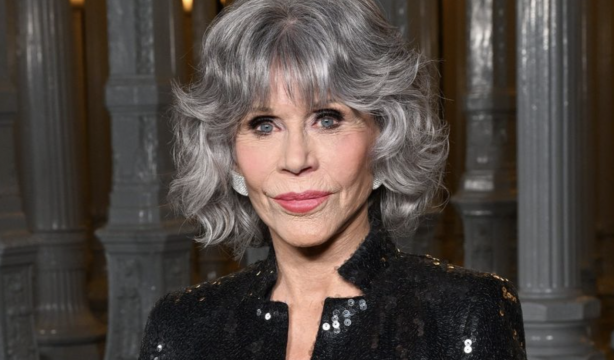 Jane Fonda deslumbra en desfilando en París a sus 86 años