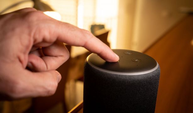 Cómo pueden ayudar los asistentes de voz a los mayores contra la soledad