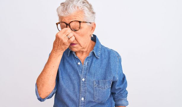 ¿Por qué buscar la felicidad puede hacerte menos feliz? La ciencia responde