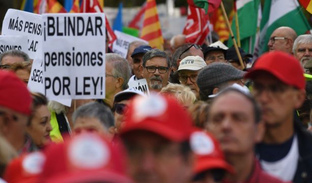 EuropaPress manifestacion blindar pensiones cartel