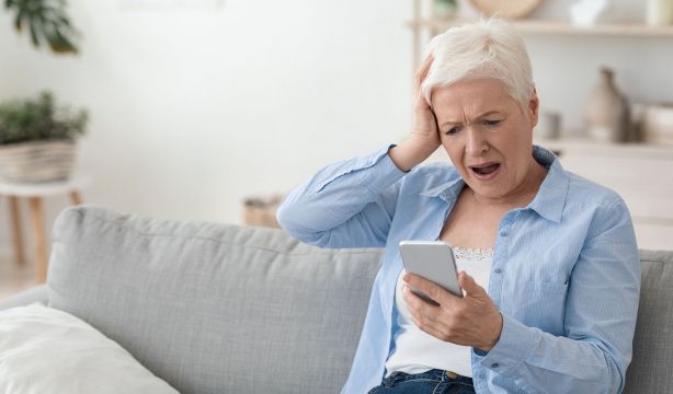Estas son las ciberestafas que más afectan a los mayores y cómo evitarlas