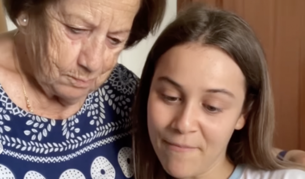 VÍDEO: El emotivo gesto de una abuela con su nieta que acaba de recuperarse de anorexia
