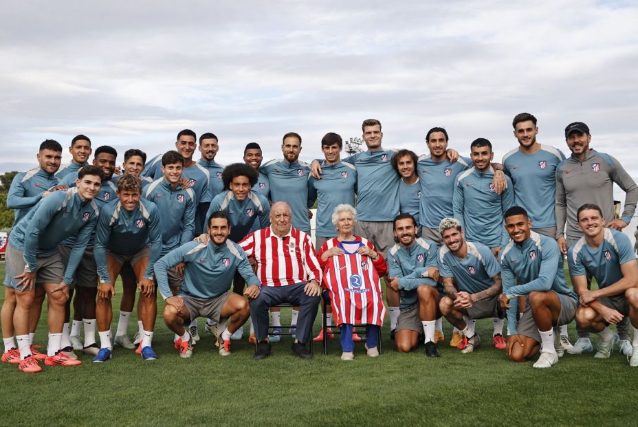 El homenaje del Atlético de Madrid a una pareja de aficionados: "Os presentamos a nuestros abuelos" (Redes Sociales) El homenaje del Atlético de Madrid a una pareja de aficionados: "Os presentamos a nuestros abuelos" (Redes Sociales)