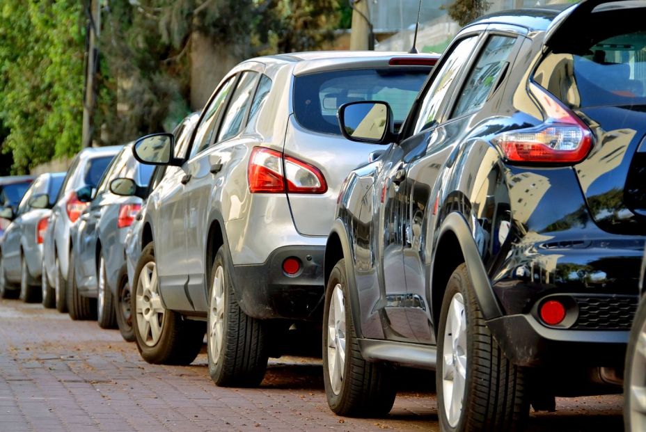 ¿Está permitido aparcar el coche en sentido contrario? La DGT lo aclara