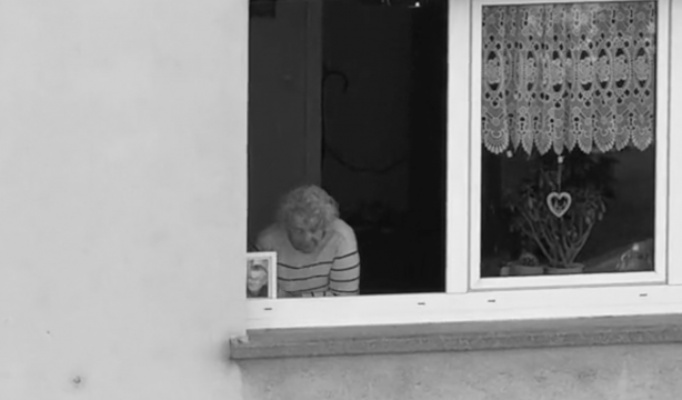 VÍDEO: Una mujer habla en la ventana con un retrato de su difunto marido y conmueve en redes