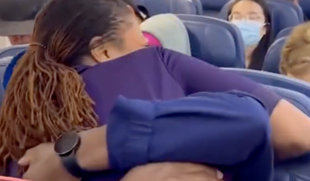 VÍDEO: Una azafata sorprende a su padre en pleno vuelo tras un año sin verse