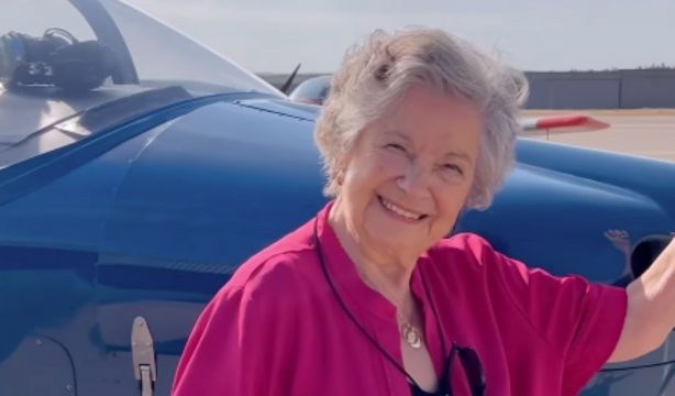 La 'abuela de dragones' cumple su sueño de sobrevolar su pueblo en avioneta (Instagram)