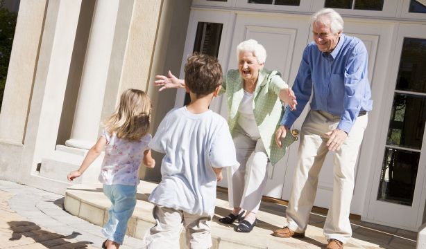 Abuelos con nietos. Fuente: Bigstock